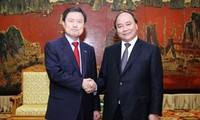 Viceprimer ministro Nguyen Xuan Phuc recibe al alcalde de ciudad surcoreana Busan