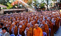Vietnam celebra el nacimiento de Buda y reza por la paz en el Mar Oriental