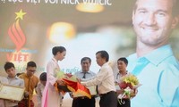 Nick Vujicic comparte con los vietnamitas que se superan
