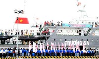 Barco del “Recorrido por el mar y las islas de la Patria” lleva jóvenes a Truong Sa