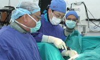 Médico abanderado en la operación de la columna vertebral 