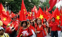 Compatriotas en Alemania marchan en protesta por la infracción china en el Mar Oriental