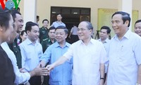 Presidente del Parlamento vietnamita con electores de Ha Tinh