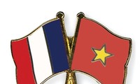 Altos dirigentes vietnamitas felicitan Día Nacional de Francia y Montenegro