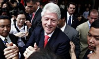 De visita en Vietnam ex presidente Bill Clinton 
