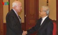 Líder partidista vietnamita se reúne con senadores estadounidenses 