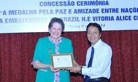 Entrega Vietnam Medalla Conmemorativa a embajadora brasileña