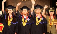 Hanoi honra a los titulados universitarios excelentes en 2014 