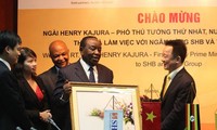 Visita Vietnam viceprimer ministro de Uganda
