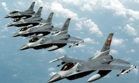 Estados Unidos y aliados árabes intensifican bombardeos contra EI