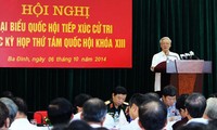 Secretario general del PCV contacta con electores distritales en Hanoi