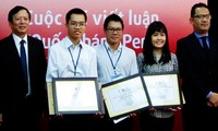 Camino de tres jóvenes vietnamitas ganadores del concurso de ensayo sobre Perú 