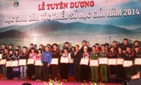 Honra Vietnam a estudiantes destacados de minorías étnicas