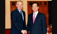 Dirigente vietnamita recibió al ex premier británico