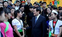 Encuentro entre el presidente vietnamita y alumnos étnicos excelentes 