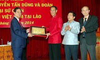 Se reúne primer ministro vietnamita con nacionales en Laos
