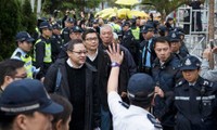 Líderes de manifestaciones en Hong Kong se rinden a la comisaría
