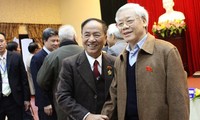 Líder partidista contacta con electores de Hanói