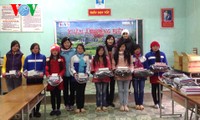 Reciben regalos de la Voz de Vietnam aldeanos pobres de Xin Cai