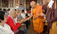 Sangha Budista de Vietnam entregan presentes humanitarios en Camboya