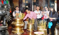 Vietnamitas en ultramar colocan inciensos en el Templo a los mártires de Ben Duoc