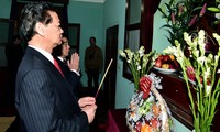Primer ministro Nguyen Tan Dung ofrenda inciensos en sitio de reliquias del presidente Ho Chi Minh