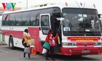 Autobuses gratuitos transportan a trabajadores a casa en ocasión del Tet