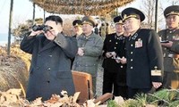Dirigente norcoreano inspecciona simulacro ofensivo