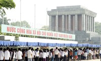 Unas 25 mil personas visitan Mausoleo Ho Chi Minh en primeros días del Año Nuevo Lunar 