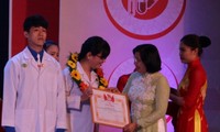 Ciudad Ho Chi Minh entregó el premio Pham Ngoc Thach a médicos