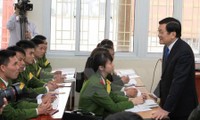  Conversa presidente vietnamita con estudiantes de la Academia de Policía Popular 