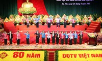Vietnam conmemora Día de la Milicia Nacional y celebra Congreso de Cámara de Comercio e Industria