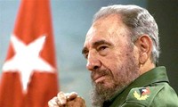 Dialoga Fidel Castro con estudiantes cubanos por teléfono 
