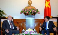 Vicepremier y canciller vietnamita recibe embajadores de Rusia y Brasil