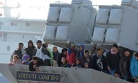 Salva marina italiana a más de 200 inmigrantes ilegales 