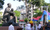 Entrega de la estatua de Ho Chi Minh con niños a la Casa Pioneril urbana 
