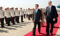 Conversa primer ministro de Vietnam con empresarios en Argelia 