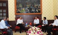 Visita Cuba delegación de periódico vietnamita 
