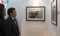 Presidente vietnamita asiste a la exposición fotográfica de AP