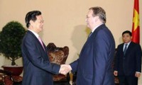 Primer ministro vietnamita recibe a embajadores de la Unión Europea y Hungría