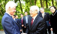 Visita líder del Partido Comunista de Vietnam la familia de Bill Clinton