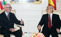 Conversa máximo líder político de Vietnam con amigos del partido de izquierda en Estados Unidos