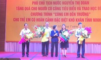 Ayudan a alumnos en situación difícil e hijos de combatientes en Vietnam