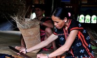 Las manos hábiles de mujeres étnicas en productos artesanales