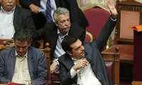 Parlamento griego aprueba plan de recortes y reformas de Tsipras