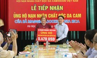 Amigos internacionales ayudan a víctimas vietnamitas de la guerra química