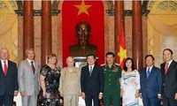 Recibe presidente vietnamita a astronauta soviético 
