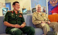 Intercambio con dos cosmonautas Pham Tuan y Víctor Gorbatko en Hanoi