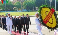 Líderes vietnamitas homenajean al Presidente Ho Chi Minh y a héroes mártires 