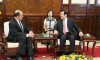 Presidente vietnamita da la bienvenida al nuevo embajador de Chile y de otros países